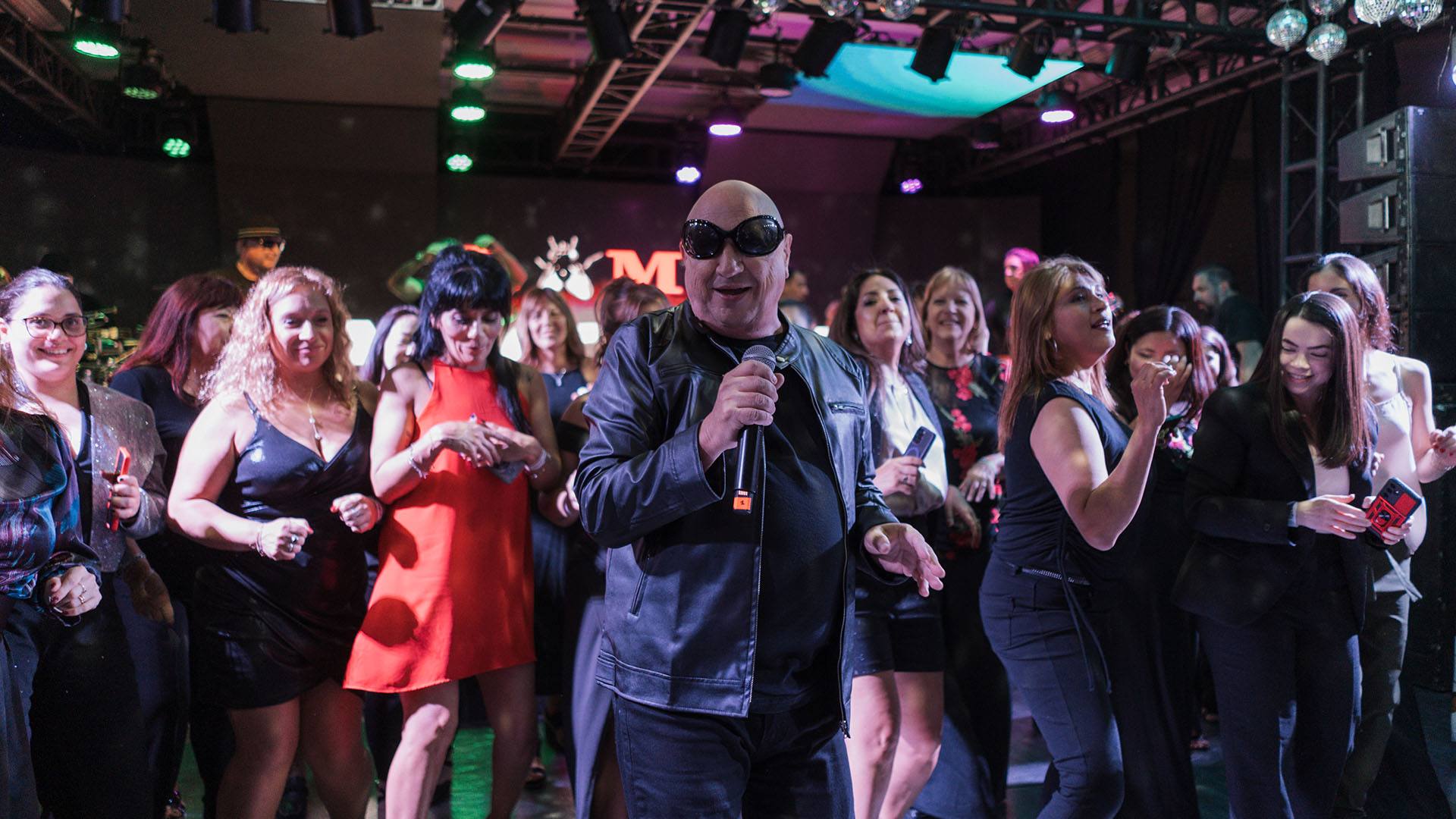 celebrity-fiestas-muchachos-contrata-a-la-mosca